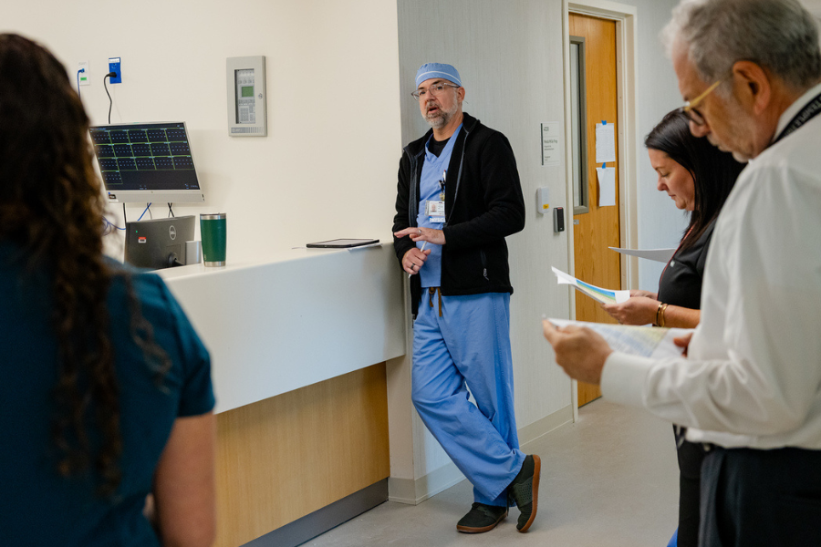 Dr. Kissko discusses clinical simulations with the team. 