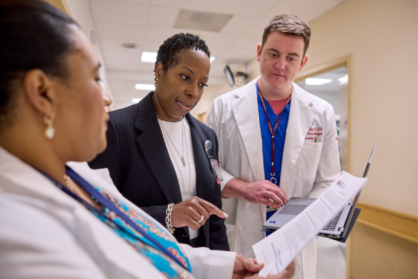 Chaudron Carter Short, Executive Vice President and Chief Nurse Executive of Temple Health (center), consults with nursing leadership. 