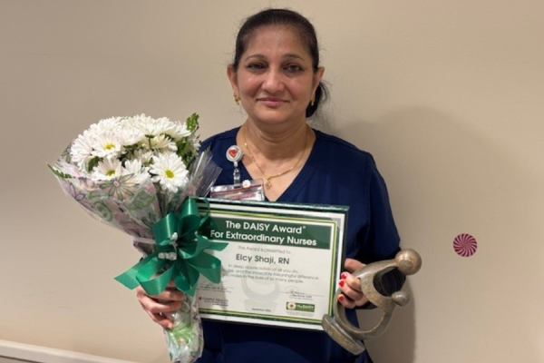 Elcy Shaji, RN with her DAISY Award.